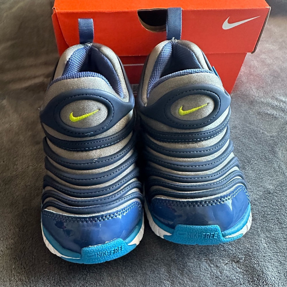 Nike Dynamo Free sneakers
